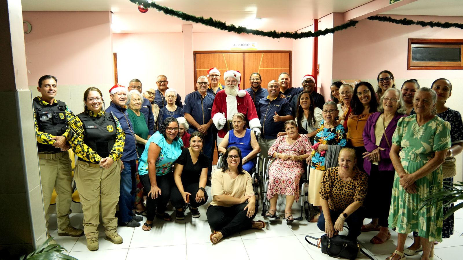 Cooperativa realiza tour natalino com idosas da Casa Luiza de Marilac