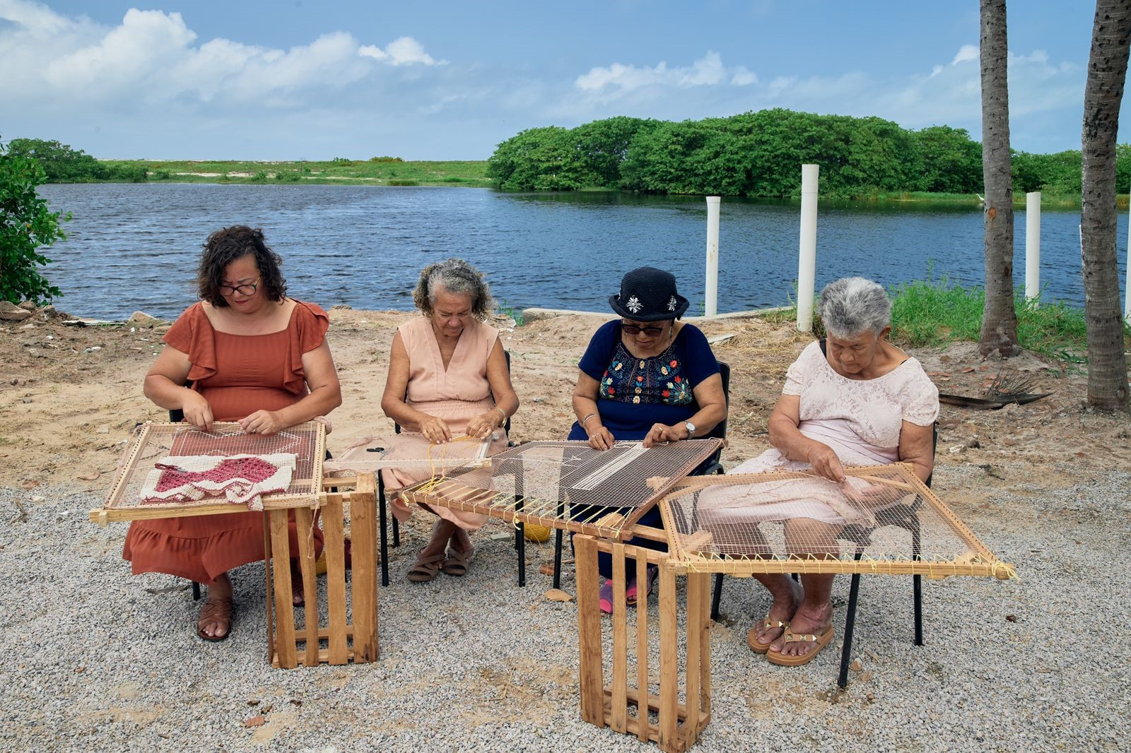 Cooperativa alagoana de artesãs representa o bordado Filé em exposição e catálogo nacional