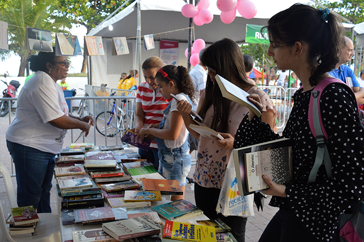 Feira de troca de livros acontece sábado na orla de Maceió