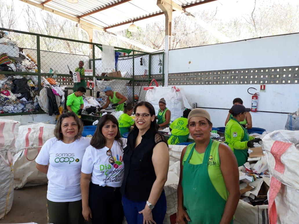 Recicladores recebem cestas básicas